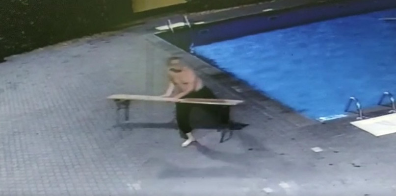 Mała demolka na basenie. Wszystko nagrały kamery