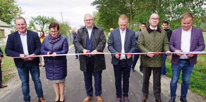 Na zaproszenie burmistrza Miasta i Gminy Pyzdry Przemysława Dębskiego w uroczystym otwarciu przebudowanej drogi gminnej w miejscowości Tłoczyzna wziął udział m.in. wicemarszałek województwa Krzysztof Grabowski