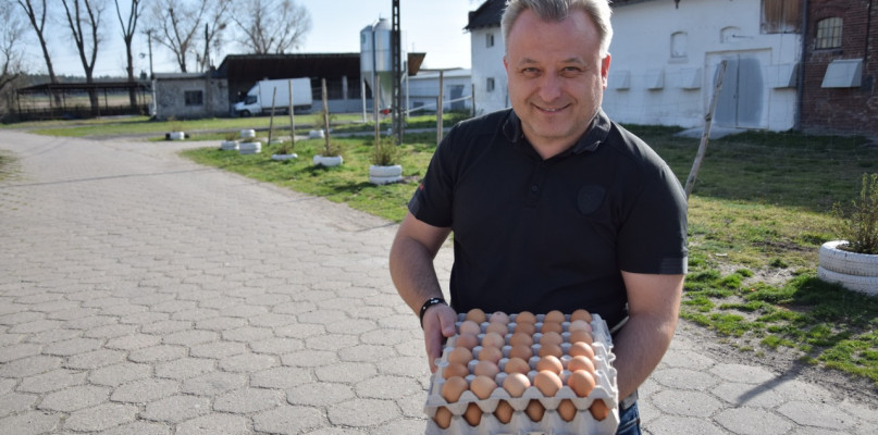 Jajka z Lipia trafiają do Biedronki. Wizyta na fermie Piotra Kasprzaka