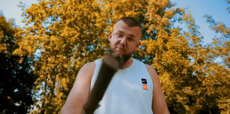 „Możesz mi possać kija” – rapuje Kękę, a w tle Września [WIDEO]