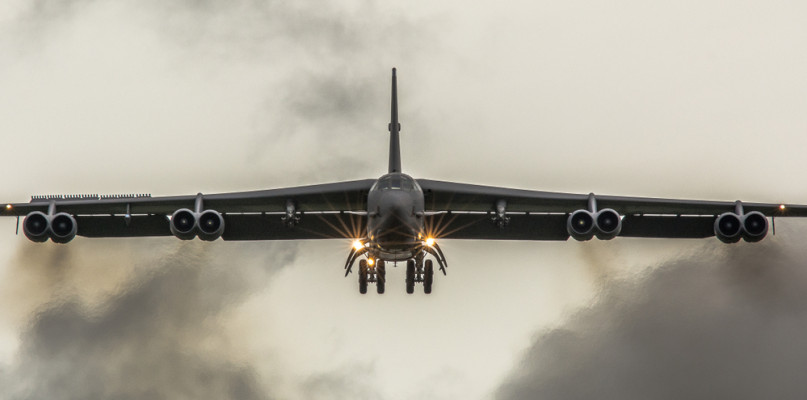 Pokaz siły czy wystawianie się na cel Rosji? Bombowiec USA w Powidzu