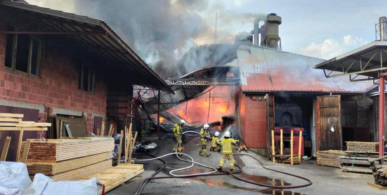 Gigantyczny pożar tartaku w Grodźcu. Trwa zacięta walka z żywiołem