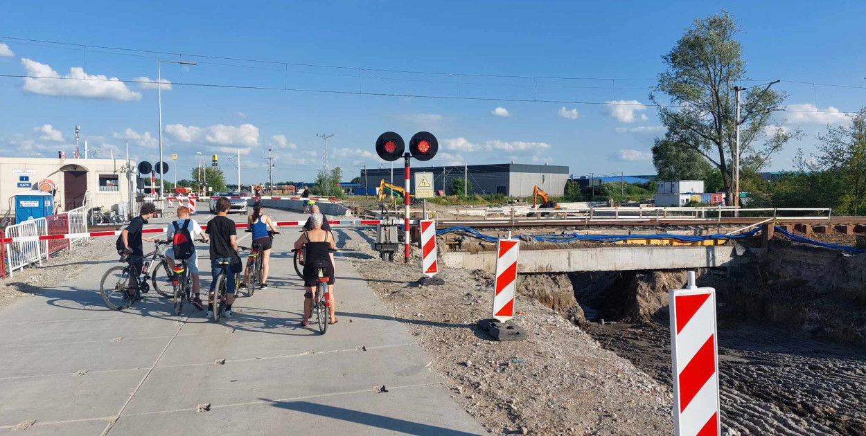 Droga tymczasowa na Działkowców. Ulica jest przejezdna