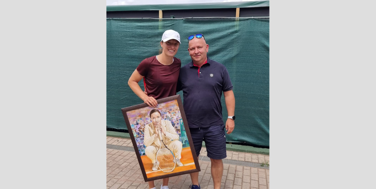 Sztuka kibicowania. Jarek Czyż namalował i obdarował Igę Świątek