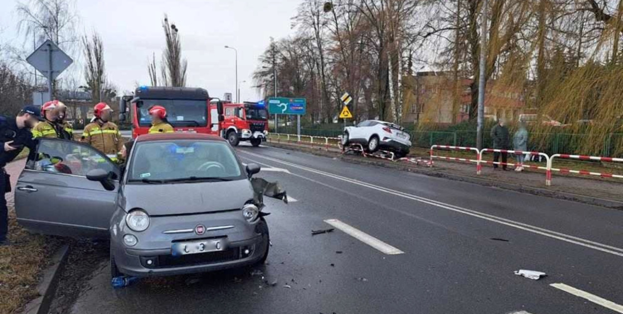 Wypadek przy ul. Kolejowej. Auto wylądowało na chodniku
