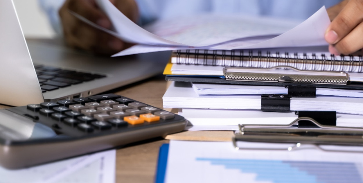 Outsourcing usług księgowych – czy zewnętrzne biuro rachunkowe się opłaca?