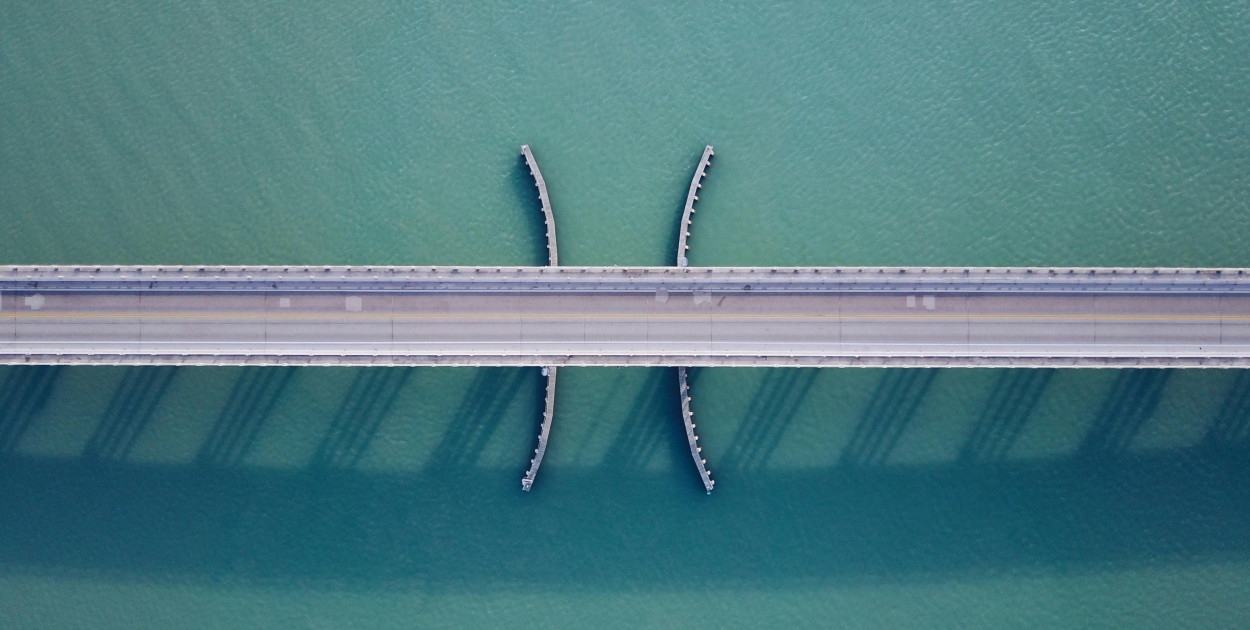 Budowa mostów tymczasowych – kiedy ma sens i kto powinien się tym zająć?