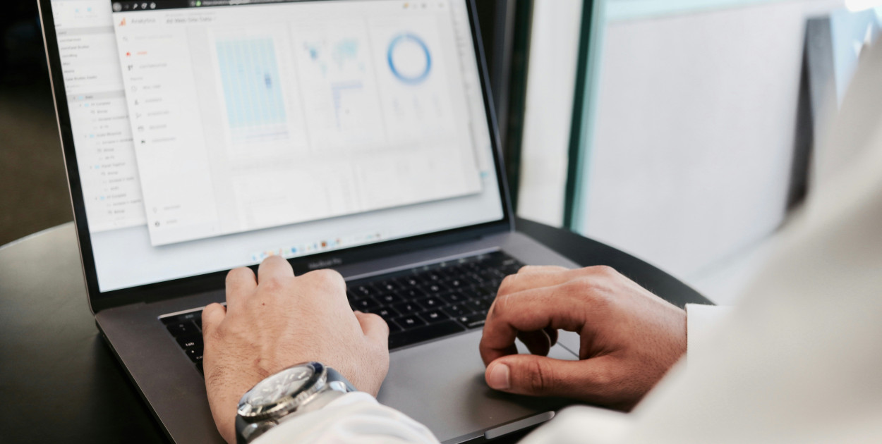 Optymalizacja techniczna strony internetowej przez freelancera SEO