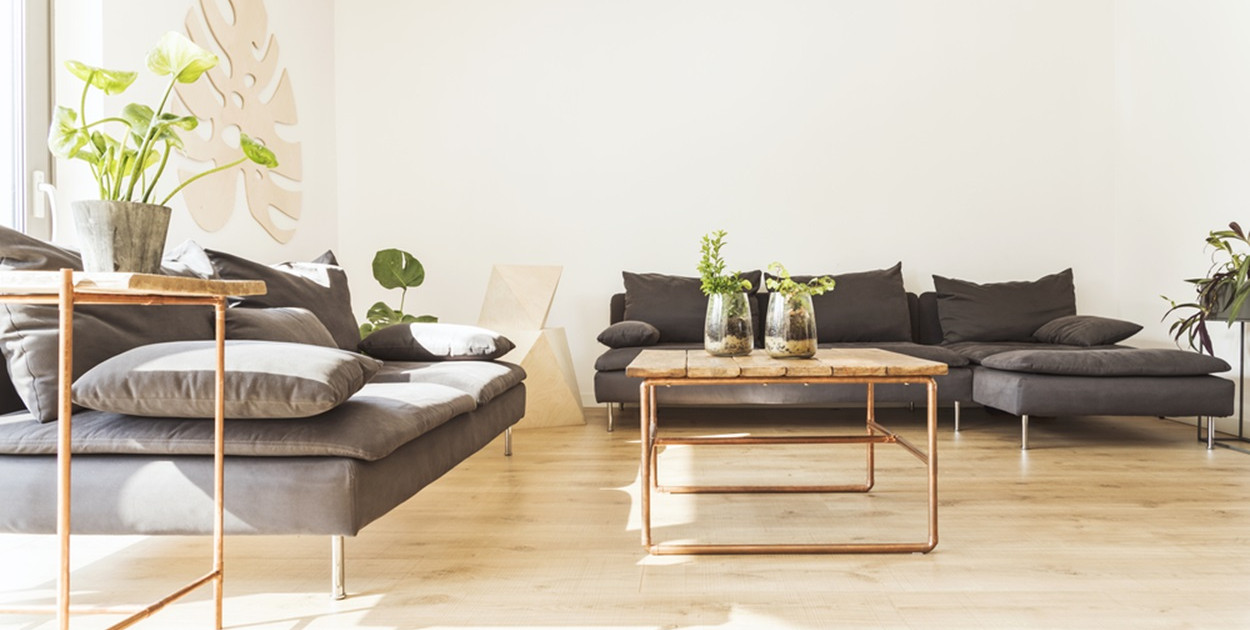 Dwie różne sofy w salonie - jak je odpowiednio pogodzić?