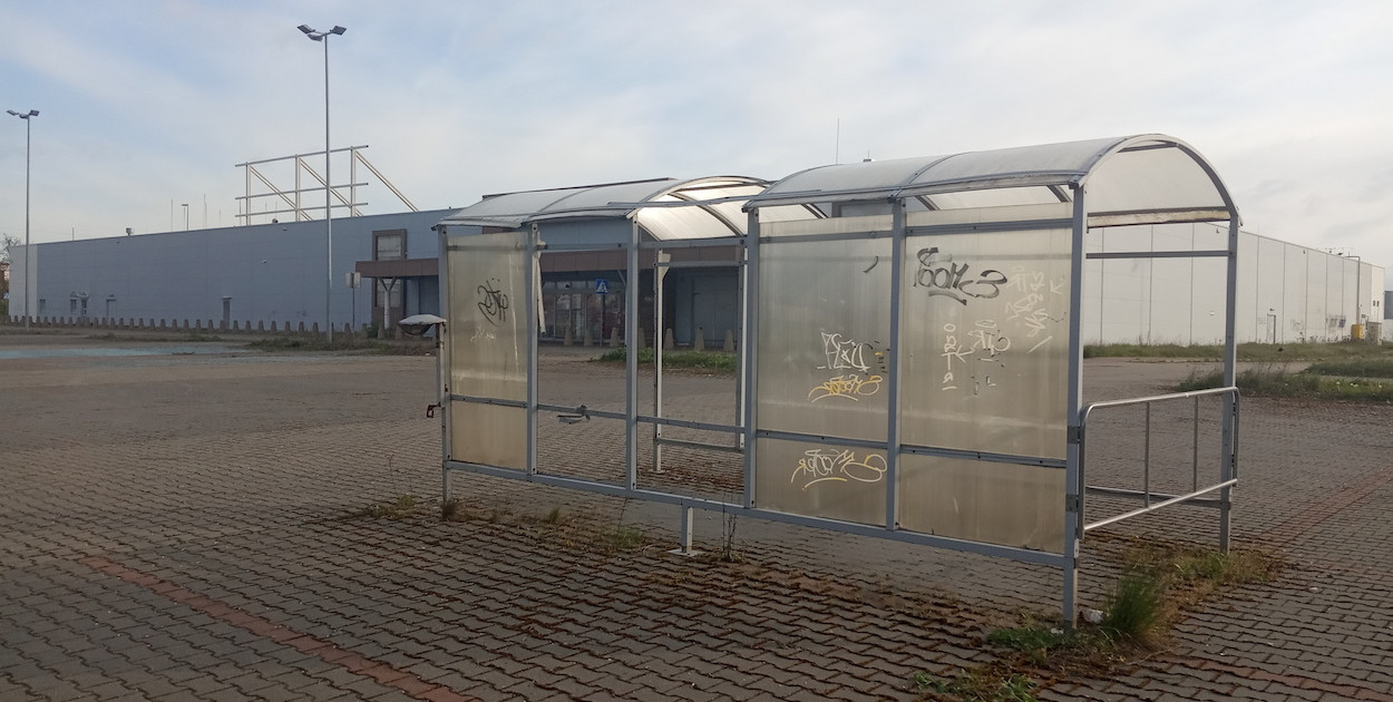 Nieszczeje kompleks po dawnym Tesco. Czy w końcu znajdzie się inwestor?