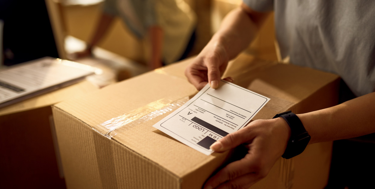 Musisz wysłać paczkę do Czech? Sprawdź, jak ją nadać i ile to kosztuje