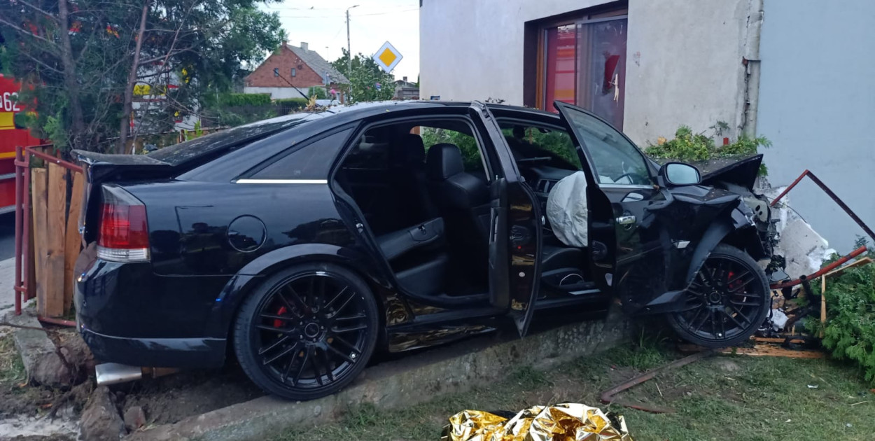 Samochód osobowy wypadł z drogi i uderzył w dom