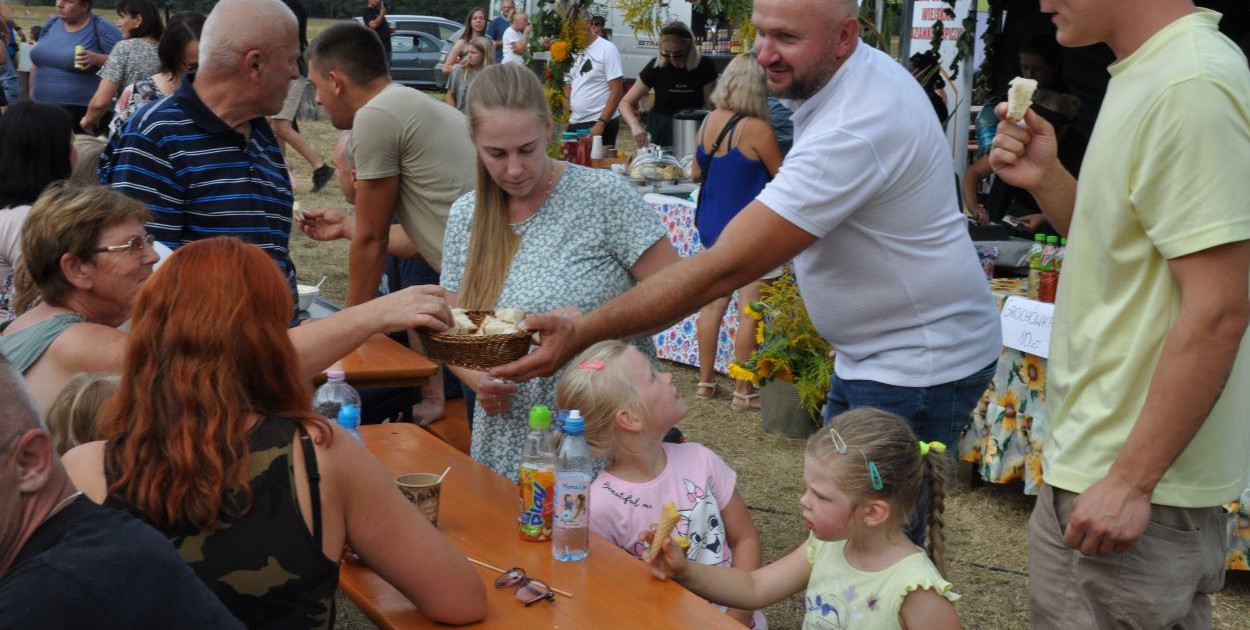 Chlebem częstował sołtys Zamościa Karol Styczyński