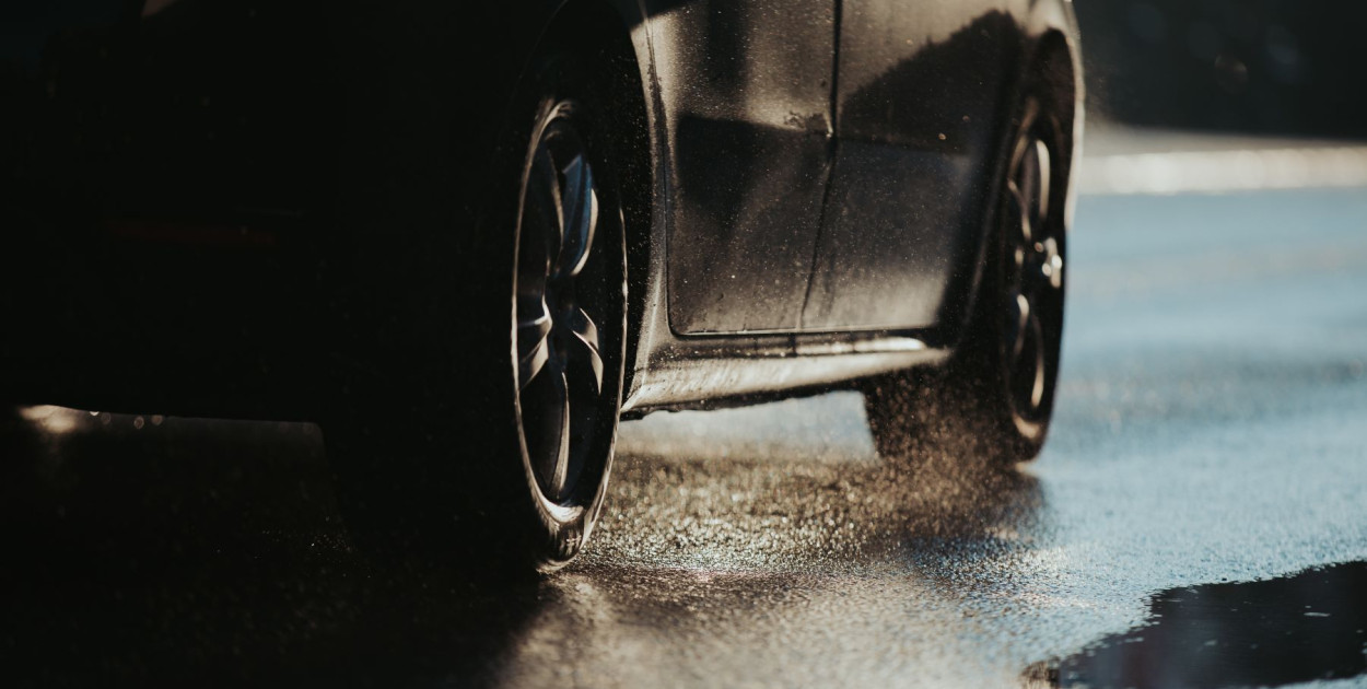 Bezpieczna jazda po mokrej nawierzchni – jak zadbać o przyczepność?