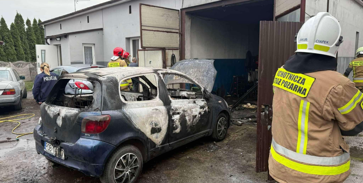 Pożar garażu w Pyzdrach. Jedna osoba poparzona [FOTO]
