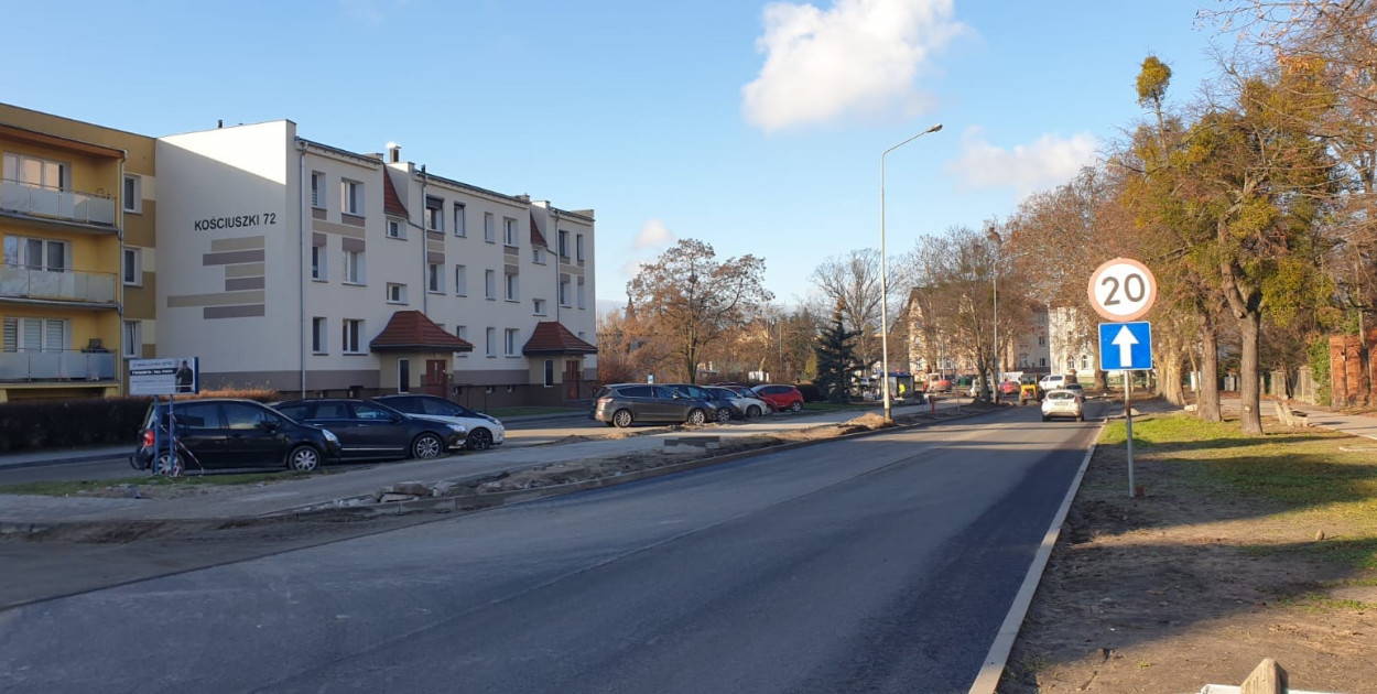 Ul. Kościuszki znowu dwukierunkowa, ale z jednym drzewem mniej