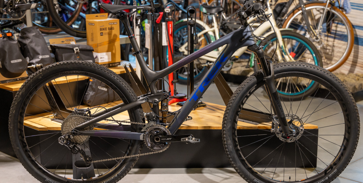 Nowoczesne rowery elektryczne marki Trek-szosowe i górskie