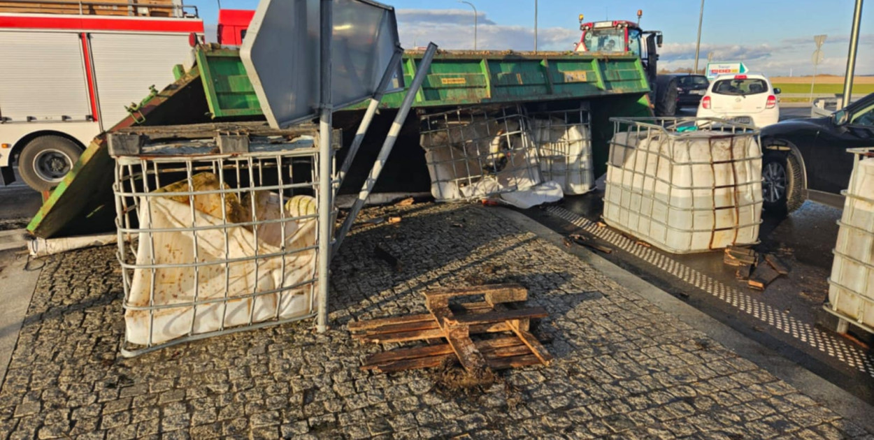 Przyczepa z nawozem przewróciła się na rondzie w Sokołowie [FOTO]