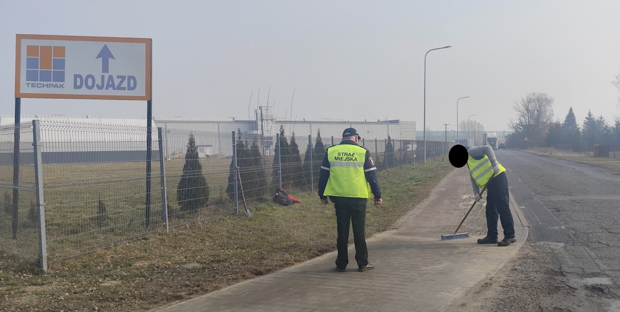 Ścieżka oszczyczona z chwastów i piasku 