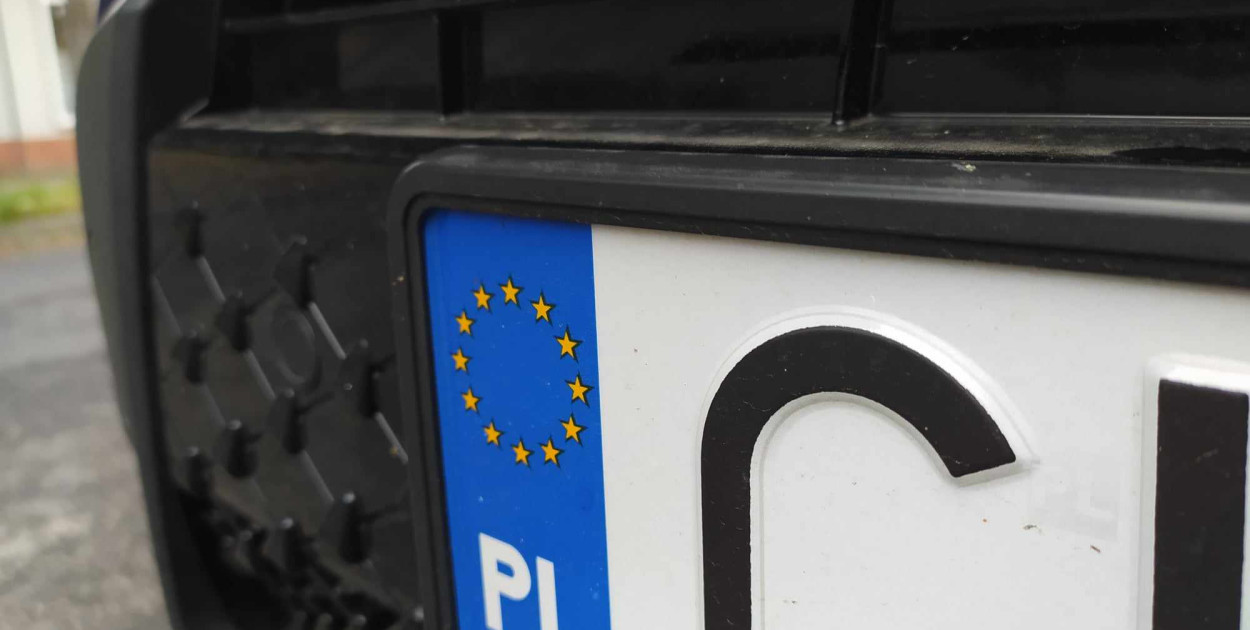 Rejestracja auta przez internet i koniec z przynoszeniem tablic. Rząd przyjął...