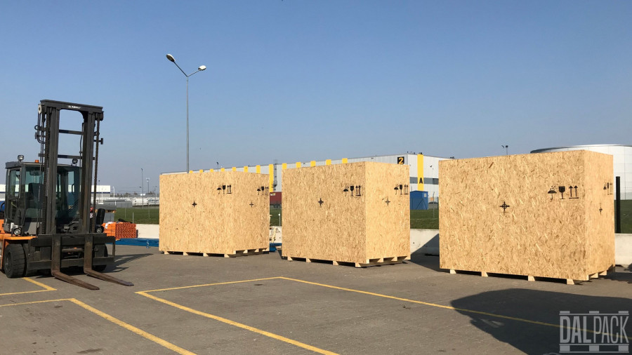 Skrzynie transportowe przygotowane do transportu morskiego