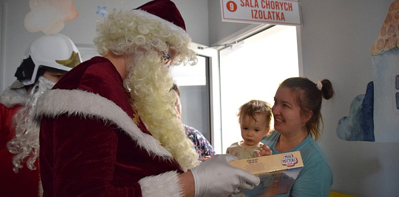 Strażaccy mikołaje odwiedzili wrzesiński szpital [GALERIA] - 34450