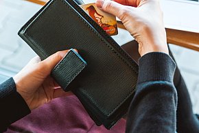 Emeryci coraz częściej rezygnują z gotówki. Wiemy, dlaczego-36649