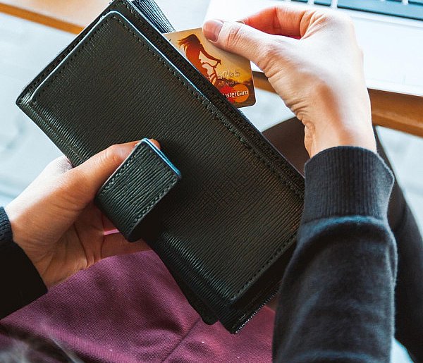 Emeryci coraz częściej rezygnują z gotówki. Wiemy, dlaczego-36649