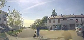 Hulajnogą pod samochód