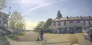 Hulajnogą pod samochód. Coraz więcej niebezpiecznych sytuacji-36674