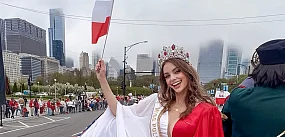 Piękna Kasandra na paradzie w Chicago