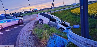 Mercedes wypadł z drogi na obwodnicy Wrześni [FOTO]-36684