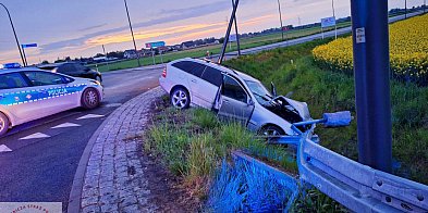 Mercedes wypadł z drogi na obwodnicy Wrześni -36684