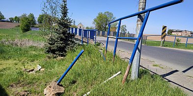 Uszkodzona barierka przy moście w Gozdowie-36700