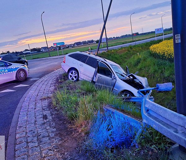 Mercedes wypadł z drogi na obwodnicy Wrześni [FOTO]-36684