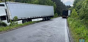Kolizja ciężarówek. Jedna wylądowała w rowie