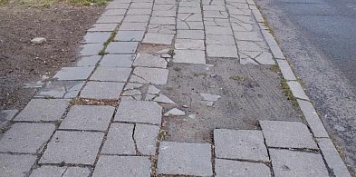 Chodnik na Batorego w fatalnym stanie. Radny interweniuje-37130