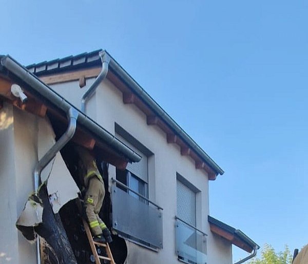 Pożar domu we Wrześni. Na miejscu cztery zastępy straży pożarnej-37127