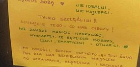 Sąsiedzka kartka z windy, która robi dzień lepszym