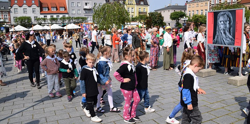 Kolorowy polonez pokoleń. Seniorzy zaprosili do tańca młodych - 37391