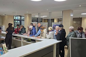 Nocna kolejka pod WOK-iem. Seniorzy czekali na wejściówki! -37513