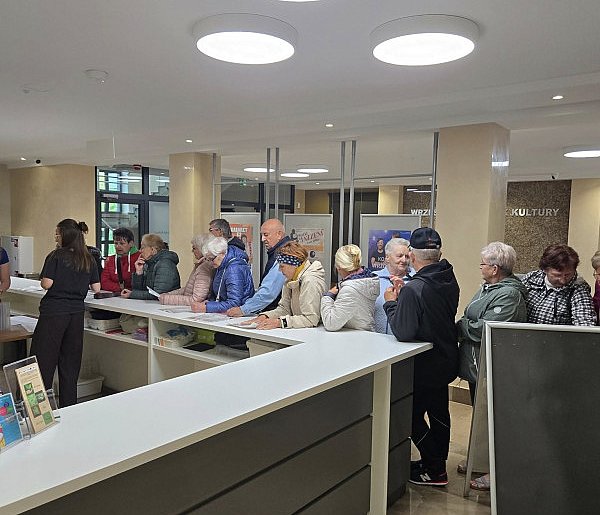 Nocna kolejka pod WOK-iem. Seniorzy czekali na wejściówki! -37513