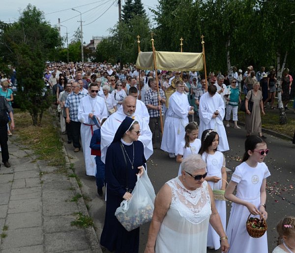Nie wszyscy o tym wiedzą. Czy udział w procesji Bożego Ciała to obowiązek?-37553