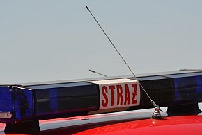 Akcja na dachu restauracji, uszkodzone kajdanki i... podpalony rower-37897