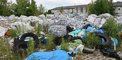 Folwark w Mystkach zawalony śmieciami. Jak do tego doszło? [FOTO]-37919