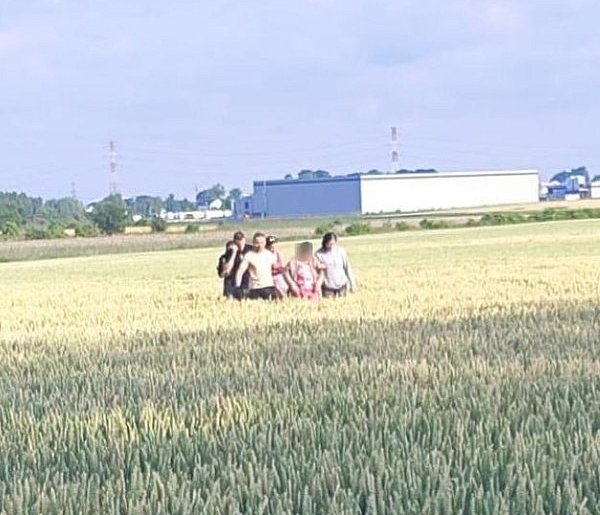 REGION: Seniorka błąkała się po polach. Pomogła policja i mieszkanka-37955