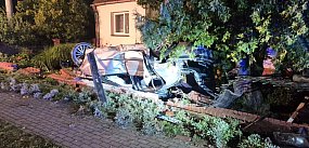 BMW dachowało na posesji. Lądował śmigłowiec