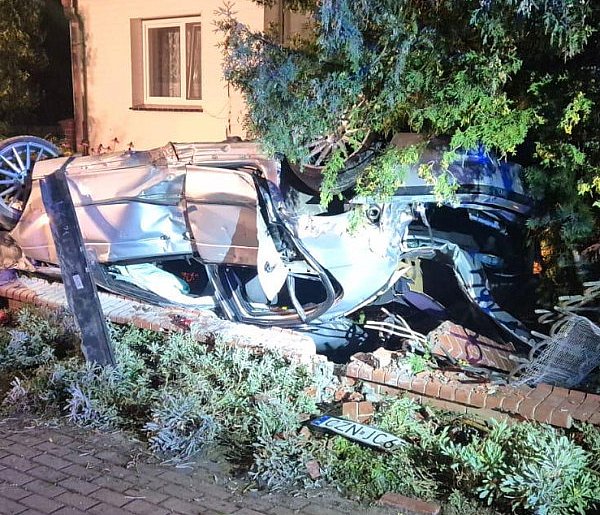 BMW dachowało na posesji. Musiał lądować śmigłowiec-38230