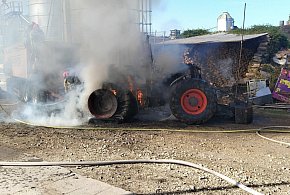 Pożar ciągnika. Są duże straty-38396