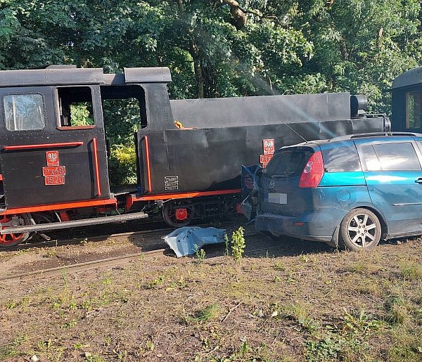 Zderzenie kolejki wąskotorowej z samochodem-38502